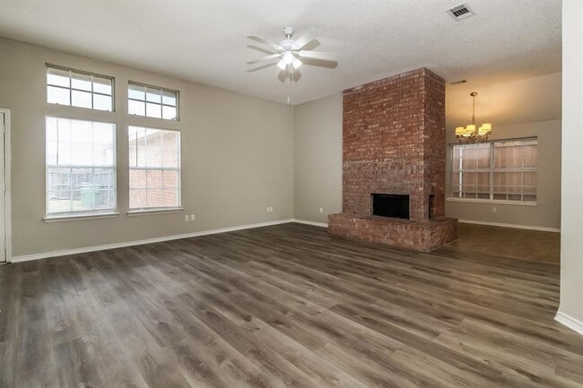 Building Photo - 2310 Summit Dr