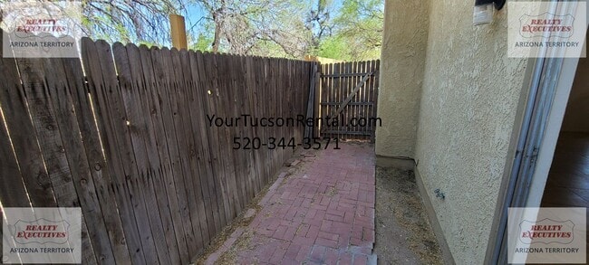 Building Photo - 1st Ave & Limberlost Dr - 2 Beds/ 1.5 Bath...