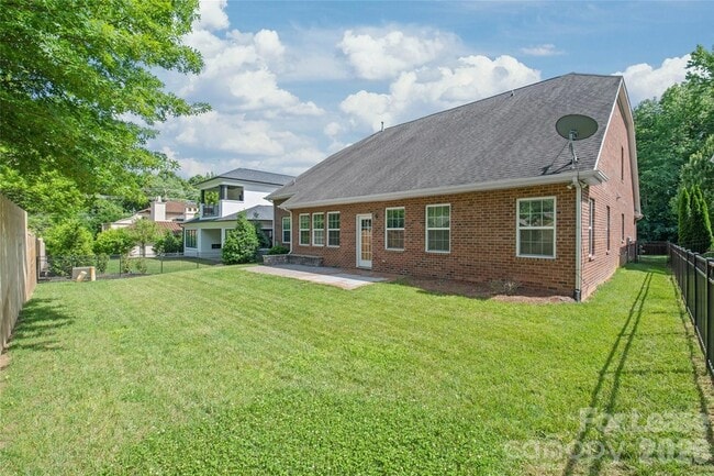 Building Photo - 3306 Carmel Rd