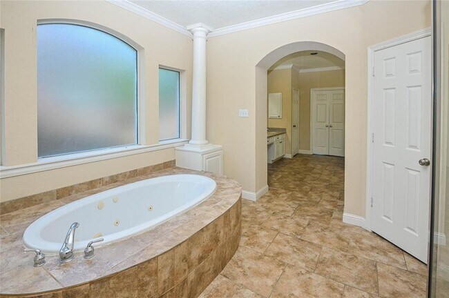 Building Photo - 8707 Westbrook Forest Dr