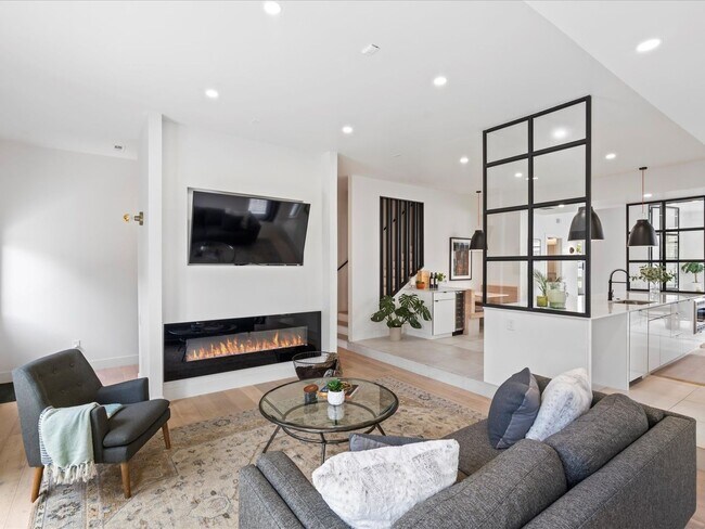 Building Photo - Luxury 3-Bed, 3.5-Bath Denver Home with Ro...