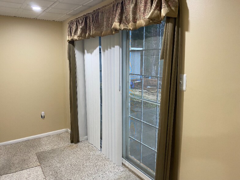 Building Photo - 8809 Royal Crest Dr