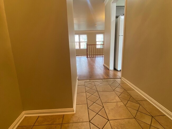 Building Photo - A three bedroom plus den, three and one half bath townhouse conveniently located in Rockville Mar...