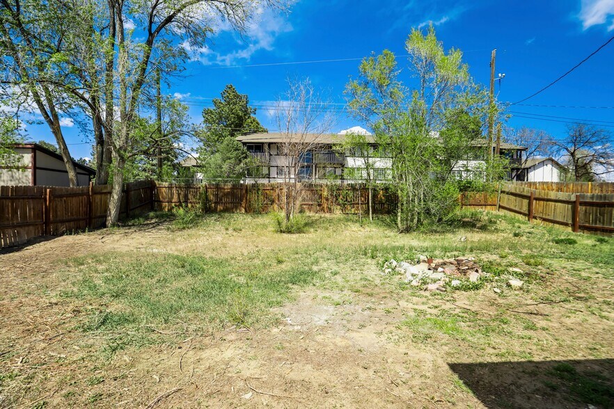Building Photo - 2050 Del Mar Dr