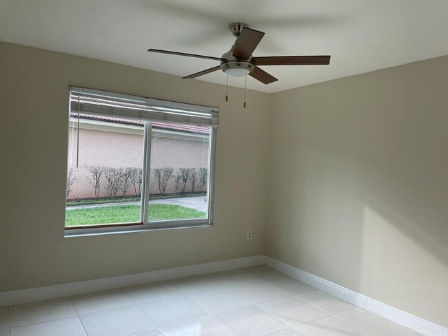 Building Photo - 1103 Villa Cir