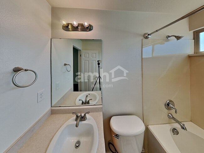 Building Photo - 8558 Laurel Oak Dr