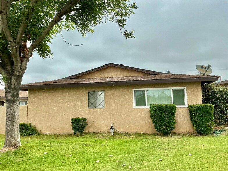 Building Photo - 1167 E Badillo St