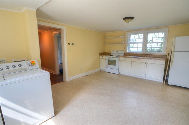 Building Photo - Sunny 3 Bedroom House - Walk To Downtown H...