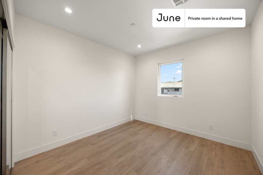 Building Photo - Private bedroom in 4 bed/4 bath Home