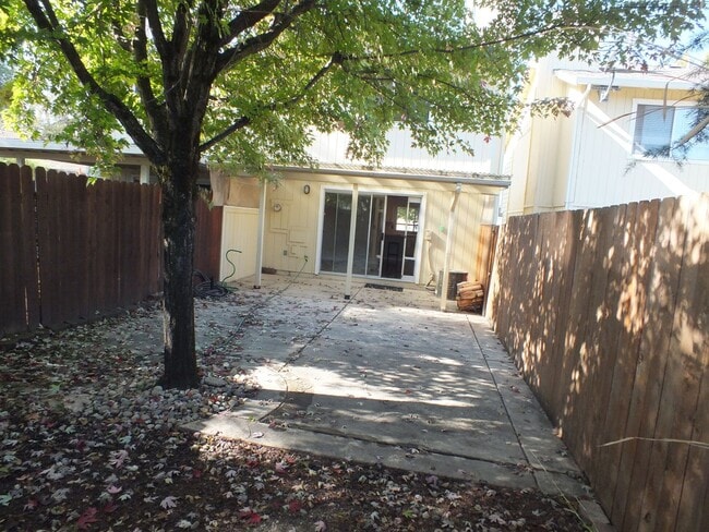 Building Photo - 2/1.5 Diamond Springs condo