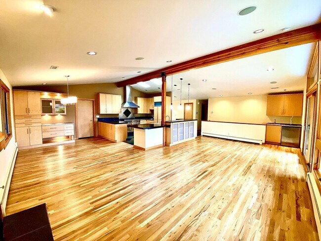 Building Photo - Stunning, 4 Bedroom, 3500 Square Foot, Highland's Home in Boise's North End