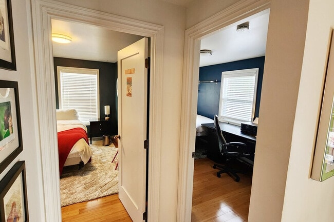 Building Photo - 11315 Roosevelt Way NE