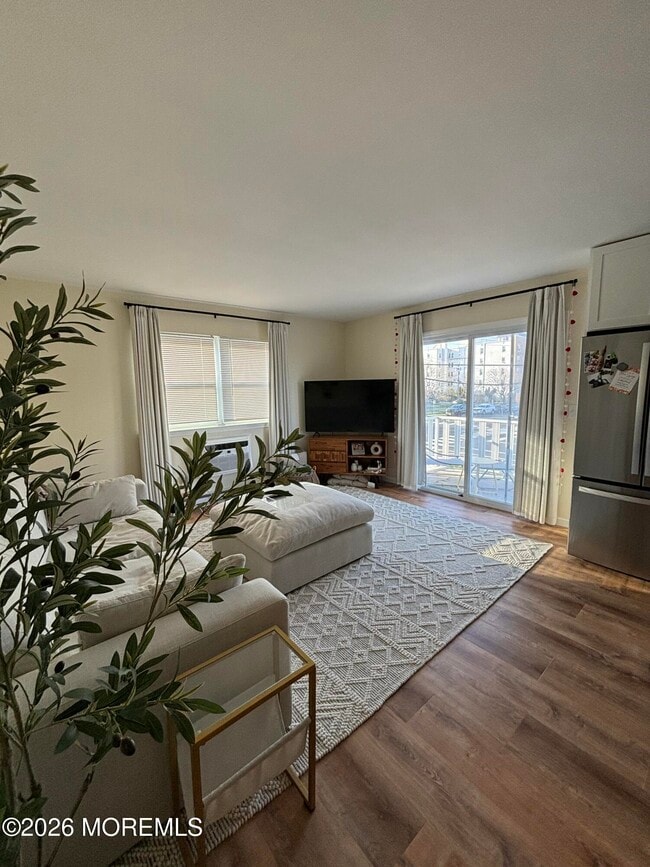 Building Photo - 410 8th Ave