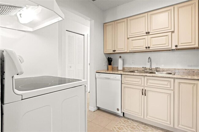 Building Photo - 4215 E Bay Dr