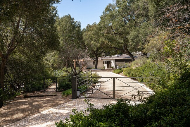 Building Photo - 901 Crater Camp Dr