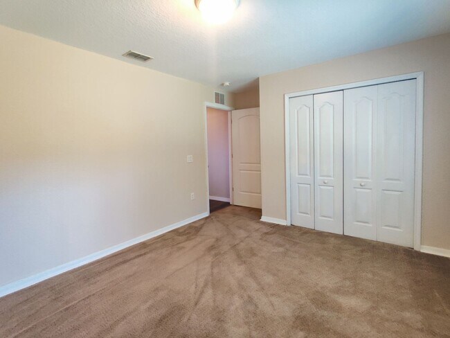Building Photo - 3 bedroom, 2 bath rental in the Royal High...