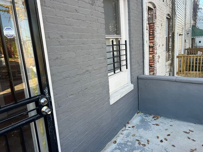 Building Photo - 3 Bed 1 Bath Renovated Townhouse