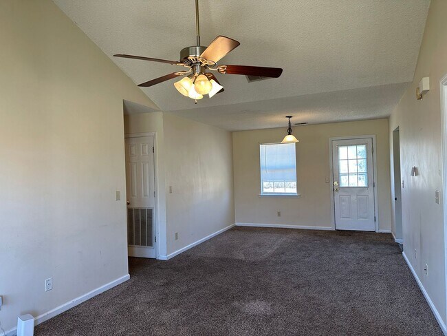 Building Photo - Charming all-brick home located in Hinesville