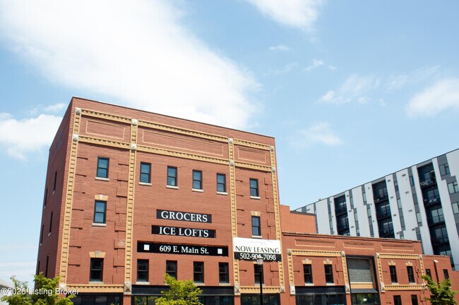 Building Photo - 601 E Main St