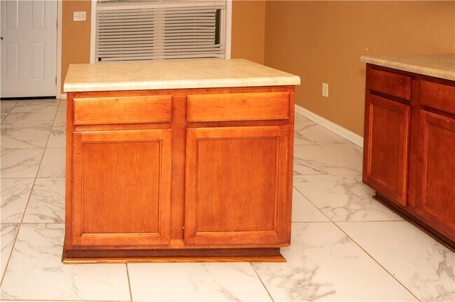 Building Photo - 2581 Southhaven Ln