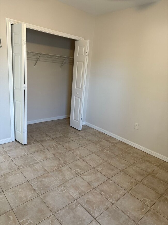 Building Photo - Awesome location and close to a park!