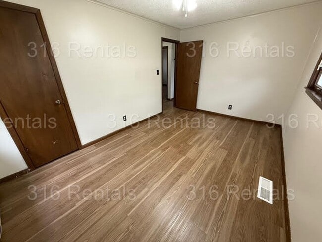Building Photo - $1000 - 3 bedroom/ 1 bathroom - Gorgeous H...