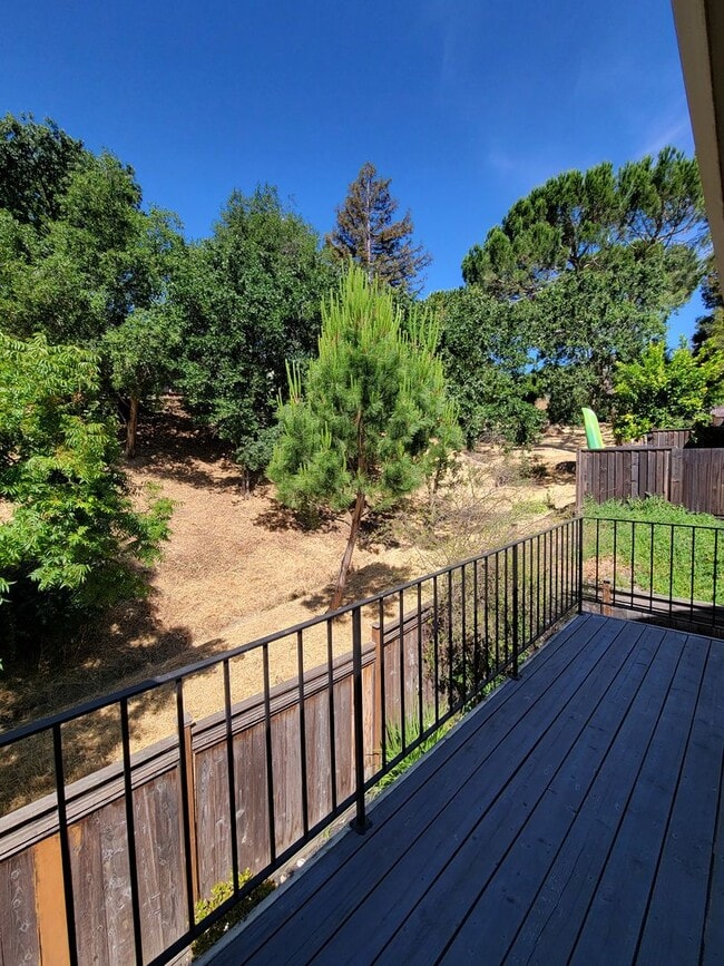 Building Photo - 3-bedroom 2 bath Townhouse in Sun Rise Ridge
