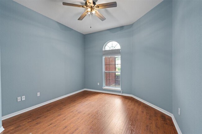 Building Photo - 901 Cashew Ln
