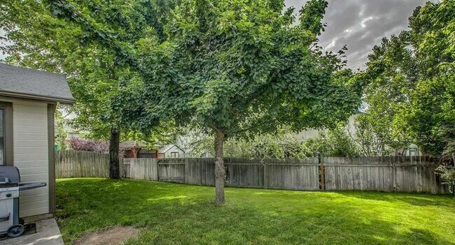 Building Photo - Spacious home in a fabulous location!