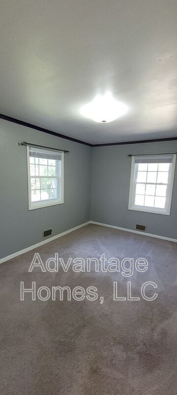 Building Photo - 8914 Grandview Dr