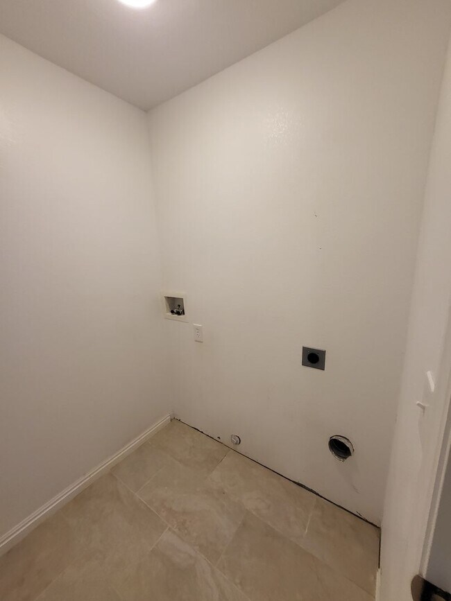Building Photo - Large Pleasant Grove Home