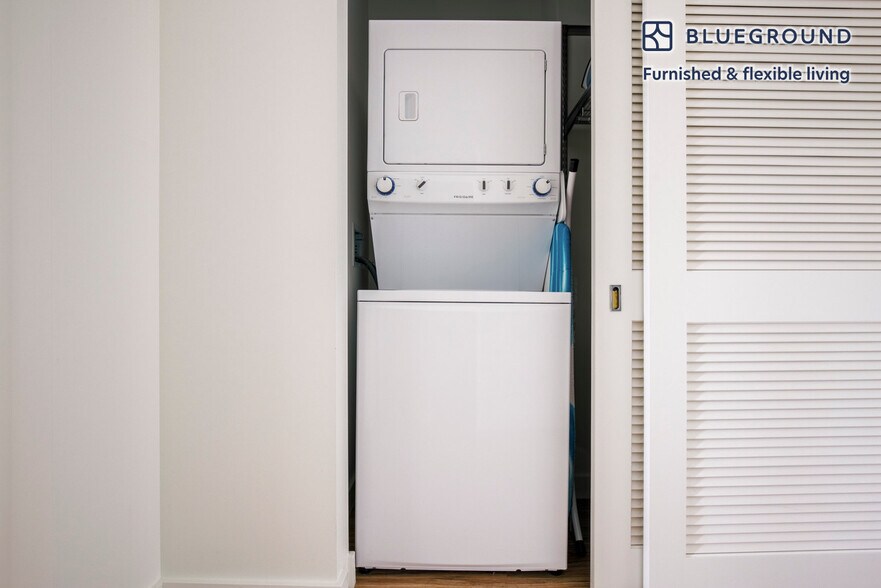 Building Photo - 165 N Desplaines St