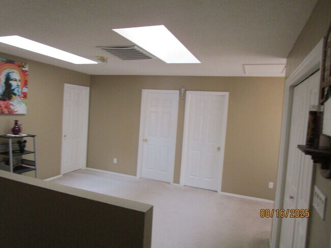 Building Photo - NW 3BR 2 1/2B 1605SF