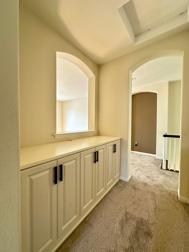 Building Photo - Large 4 Bedroom House in Hiddenbrook Commu...