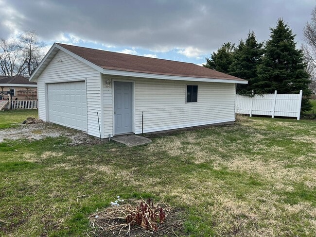 Building Photo - 2 bedroom house, huge 2 car garage, large ...