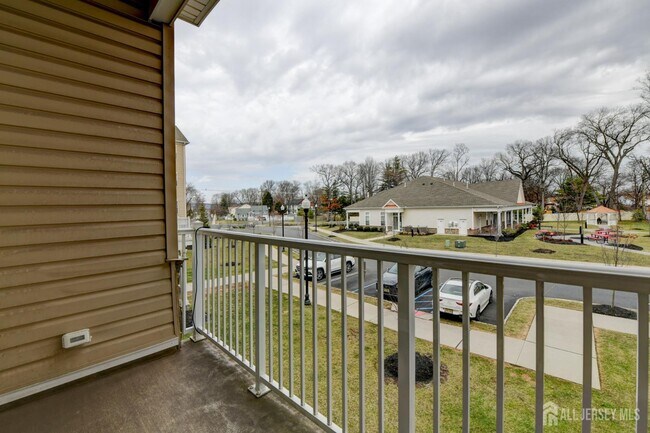 Building Photo - 722 Lorhan Dr