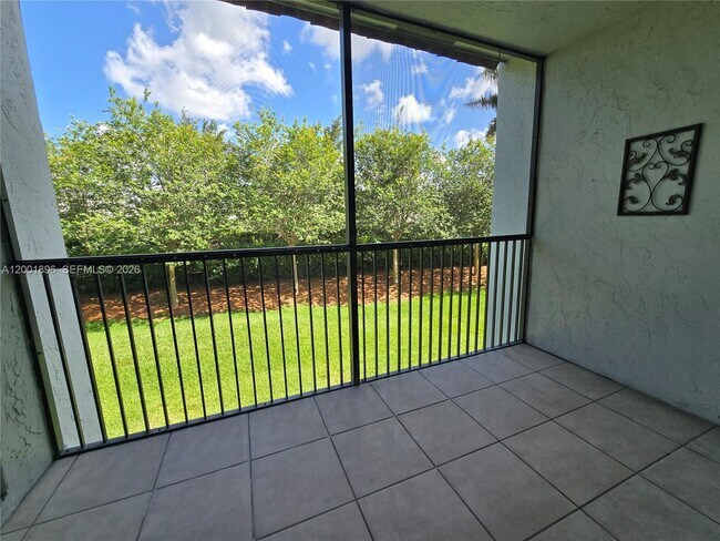 Building Photo - 310 Racquet Club Rd