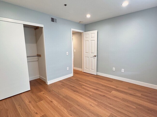 Building Photo - Well Kept 2BD Condo with Sunset Views