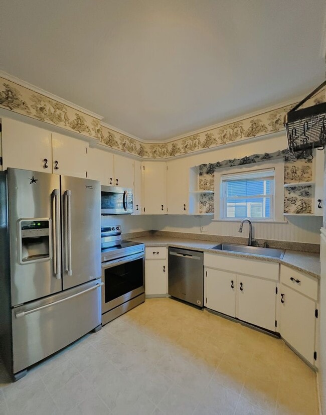 Building Photo - Newly Reduced Price - Charming Single-Family Home