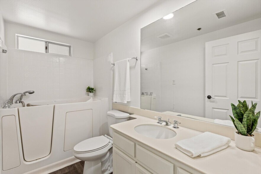 Building Photo - 1560 Circa Del Lago