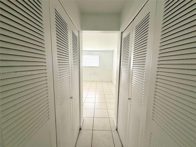 Building Photo - 1350 NE 119th St