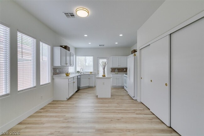 Building Photo - 10959 Pumpkin Ridge Ave
