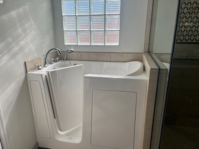 Building Photo - 3721 S Hawthorn Dr