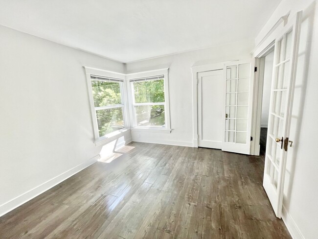 Building Photo - Gorgeous Remodeled 1 Bed, 1 Bath on South ...