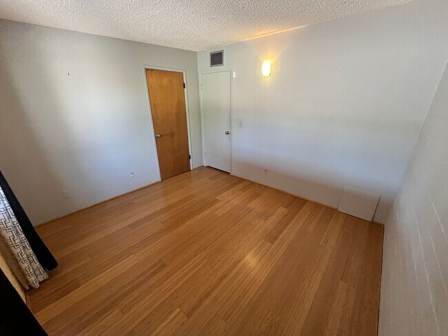 Building Photo - East- 3 bedroom/ 2 bathroom home with sparkling pool!