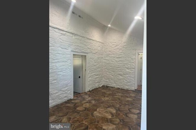 Building Photo - 540 W Springfield Rd