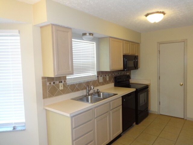 Building Photo - 2097 Earlsway Dr