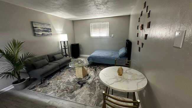 Building Photo - 2840 Colonial Ave SW