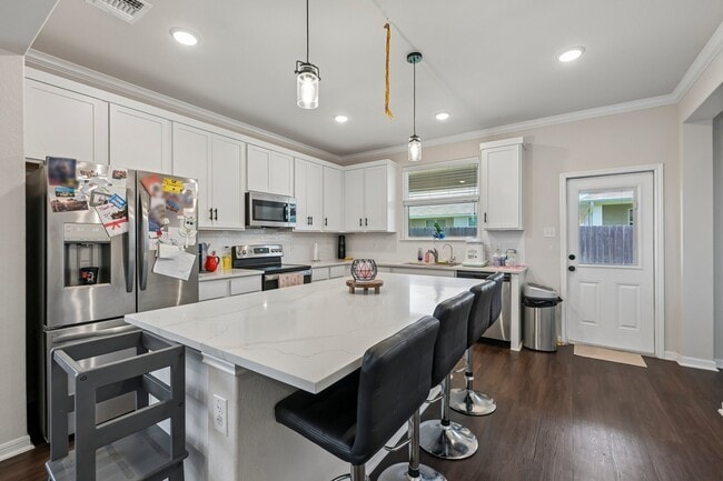 Building Photo - 716 Killam Dr