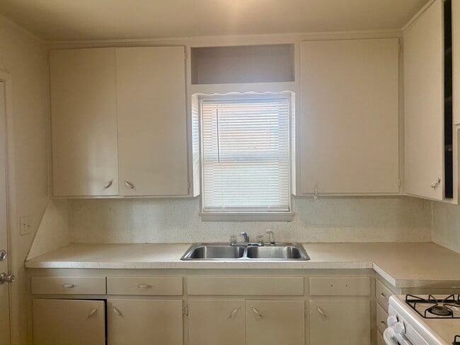 Building Photo - Three bedroom home in NW OKC